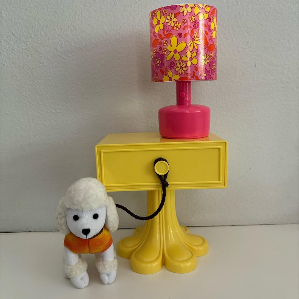 AMERICAN GIRL Julie’s Nightstand, Lamp, Dog